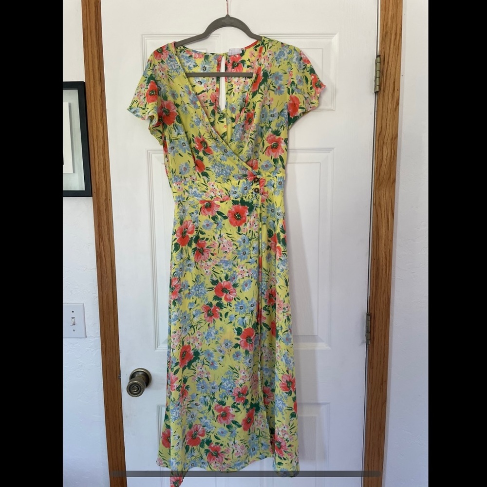 Very cute spring/summer dress. Only worn once (to a rehearsal dinner!)